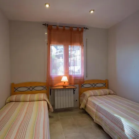 Vakantiehuis Sleeps 9 Pool